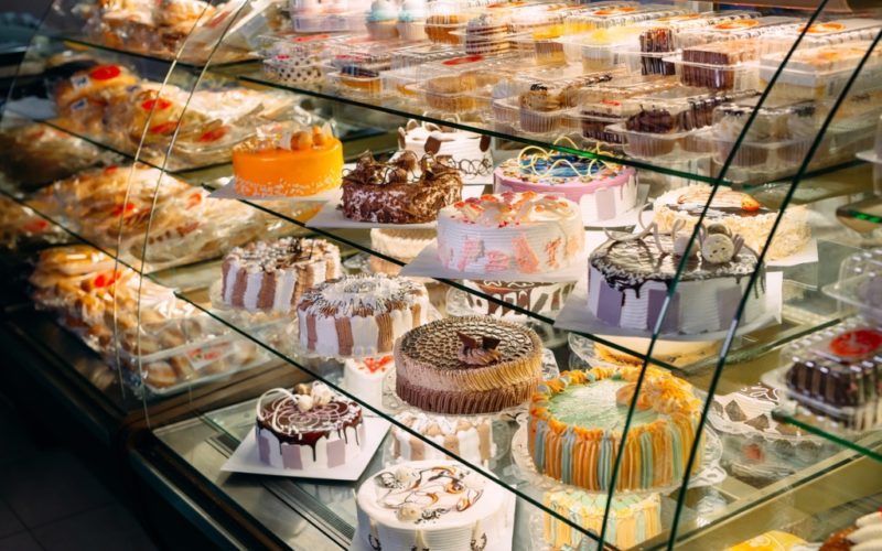 Comment choisir une vitrine réfrigérée pour votre pâtisserie ?