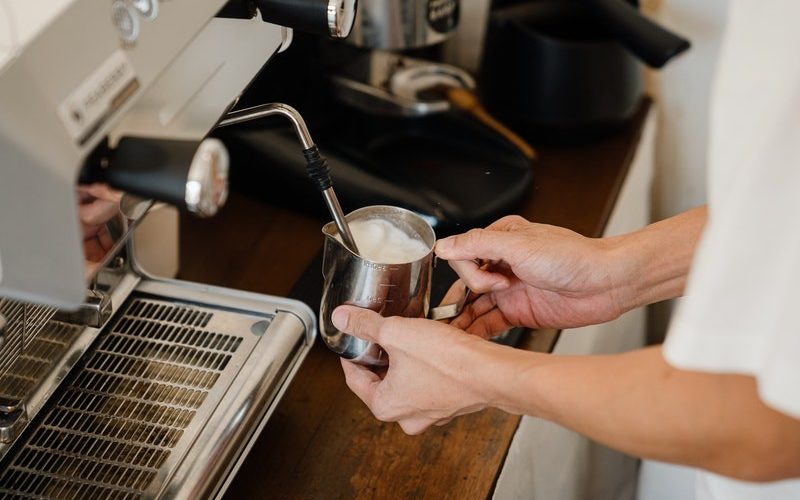 Cafetière à capsules ou à dosettes : laquelle choisir ?