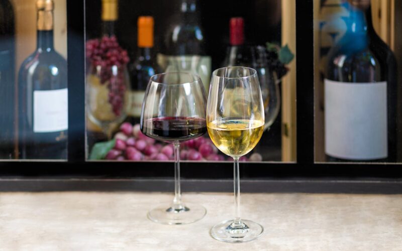 Vins de Bourgogne : quelle différence entre le Pinot Noir et le Chardonnay ?