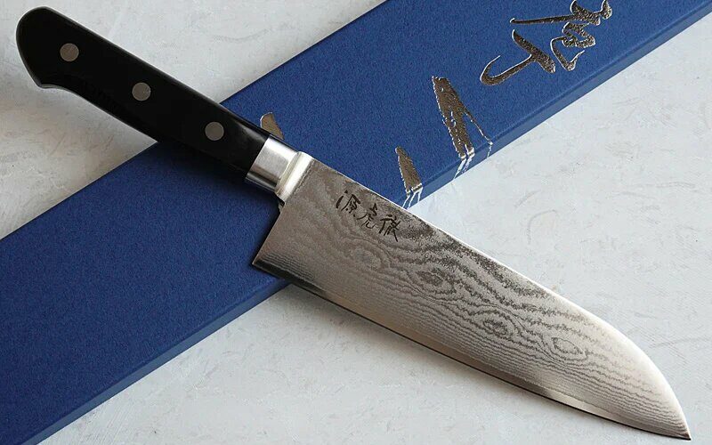 Couteau japonais en acier de damas : Avantages et meilleurs modèles