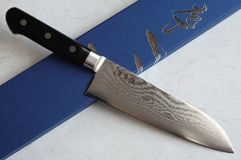 Couteau japonais en acier de damas : Avantages et meilleurs modèles